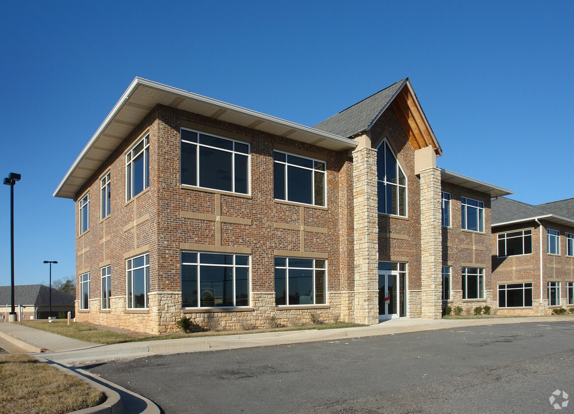 3331 N Berkeley Lake Rd NW, Berkeley Lake, GA for lease Interior Photo- Image 1 of 17