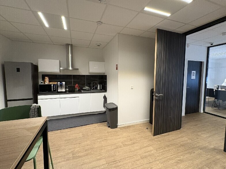 10 Rue Jacquard, Chassieu for sale - Interior Photo - Image 3 of 8