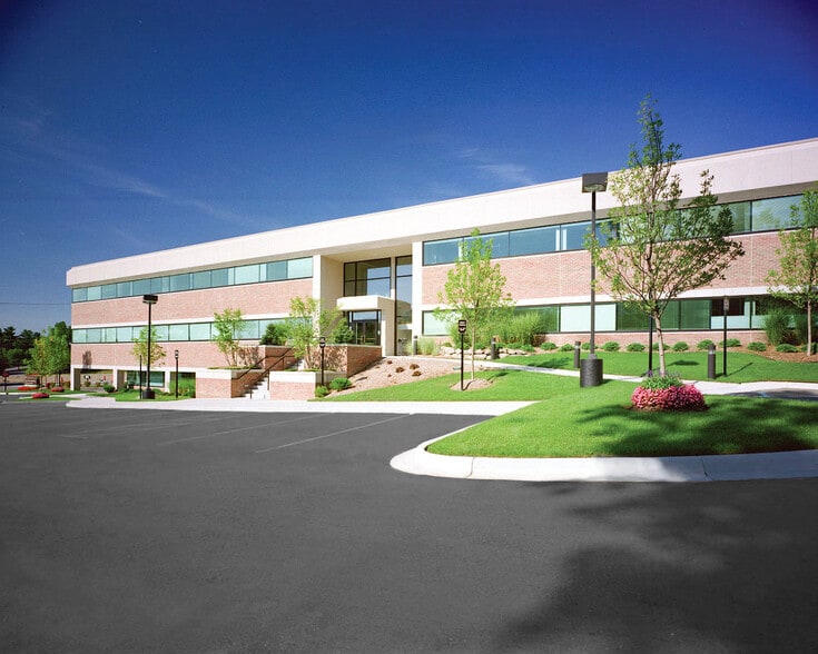 28470 W 13 Mile Rd, Farmington Hills, MI à louer - Photo du bâtiment - Image 1 de 11
