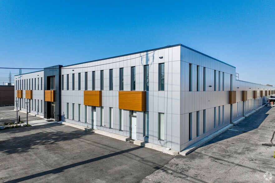 120 Norfinch Dr, Toronto, ON à vendre - Photo du bâtiment - Image 2 de 5