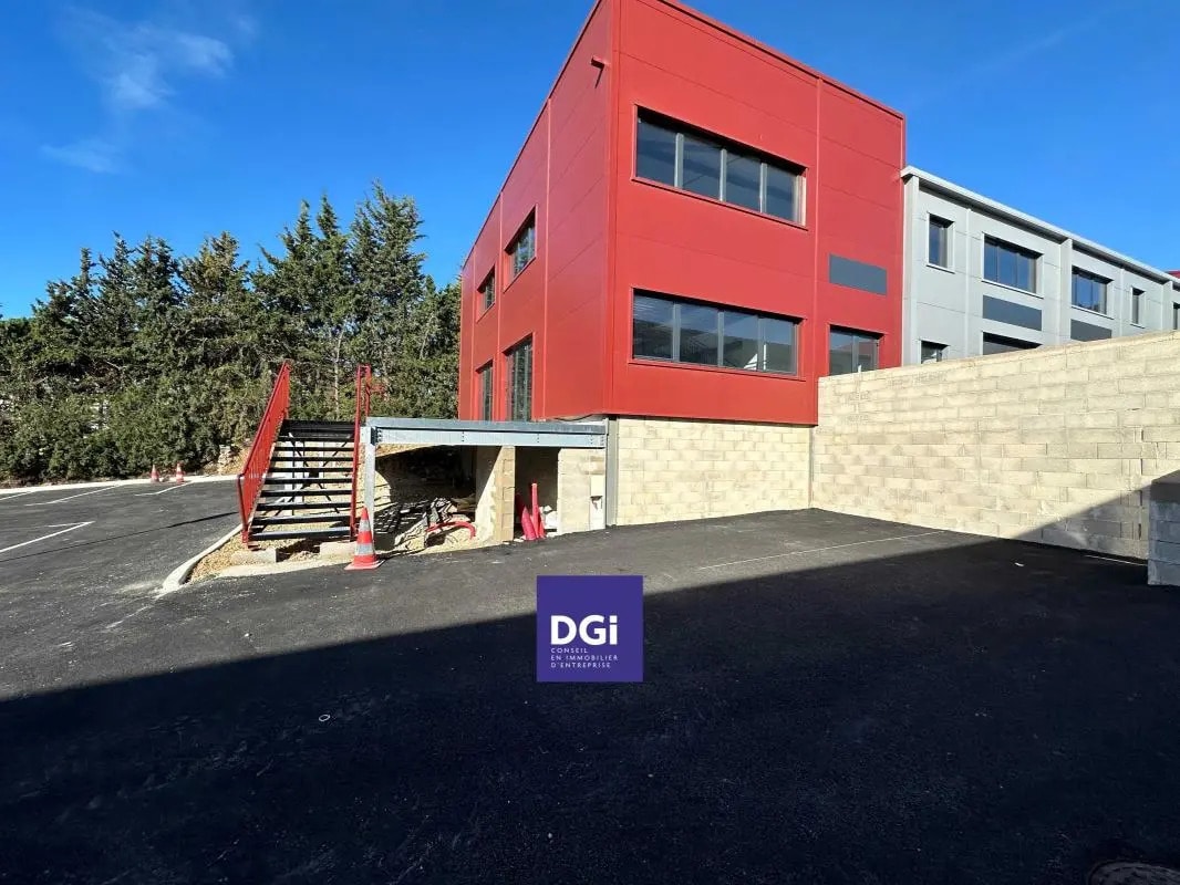 Flex in Nîmes for lease Building Photo- Image 1 of 4