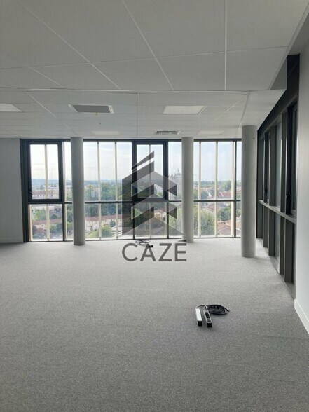 Office in Bordeaux for lease - Interior Photo - Image 3 of 7