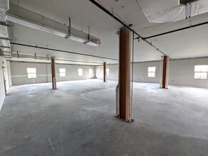 1960 Pointe West Dr, Vero Beach, FL for lease Interior Photo- Image 1 of 2