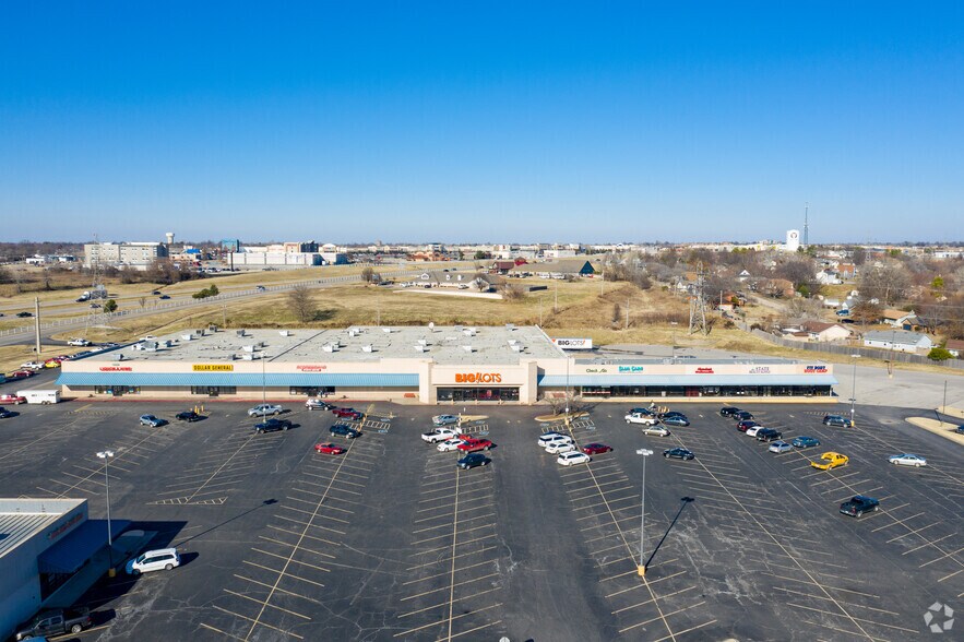 8787 N Owasso Expy, Owasso, OK à louer - Photo du bâtiment - Image 3 de 13