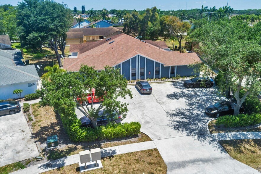 13908 Folkestone Cir, Wellington, FL for sale - Building Photo - Image 2 of 33