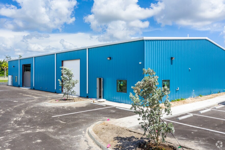 3777 Ironbridge Blvd, Fort Myers, FL à louer - Photo du bâtiment - Image 3 de 12