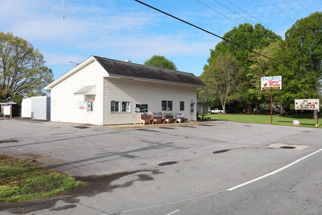 Plus de détails pour 1201 W Main St, Yadkinville, NC - Commerce de détail à vendre