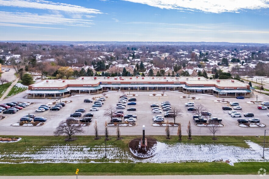 17495 W Capitol Dr, Brookfield, WI à louer - Photo du bâtiment - Image 2 de 7