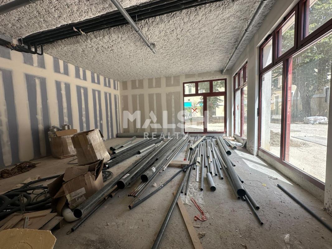 Retail in Villeurbanne for lease Interior Photo- Image 1 of 4
