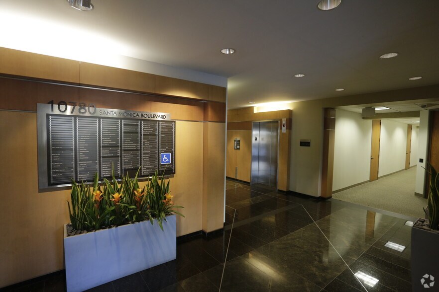 10780 Santa Monica Blvd, Los Angeles, CA à louer - Photo intérieure - Image 3 de 7
