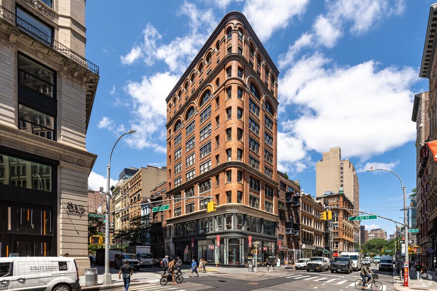 821 Broadway, New York, NY à louer - Photo du bâtiment - Image 1 de 4