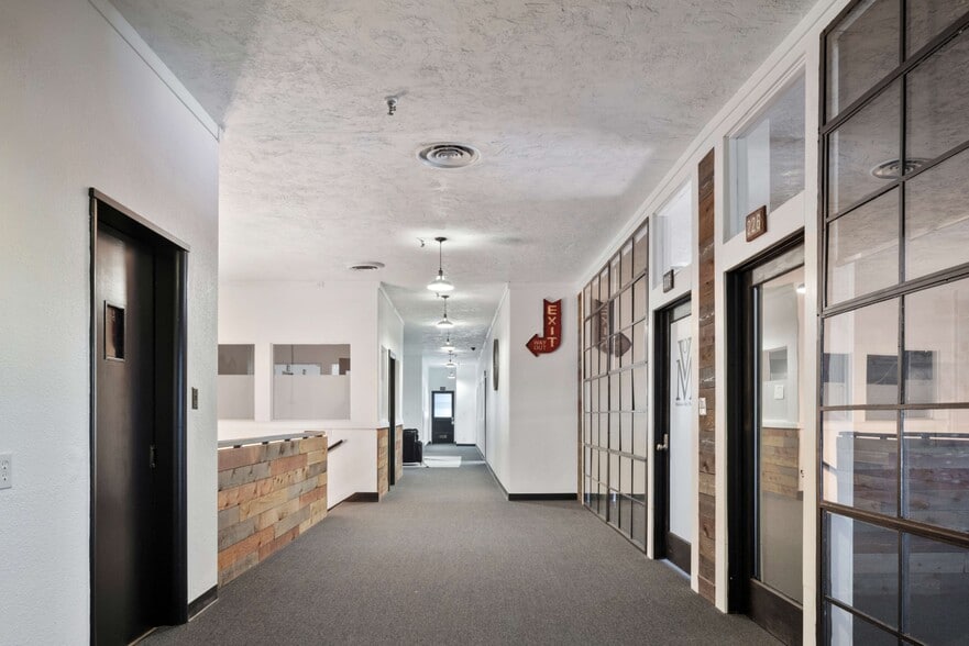 11 NE 11th St, Oklahoma City, OK for sale - Interior Photo - Image 2 of 35