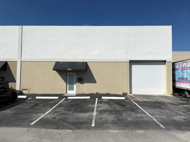 Plus de détails pour 4521 NE 5th Ter, Fort Lauderdale, FL - Industriel à louer