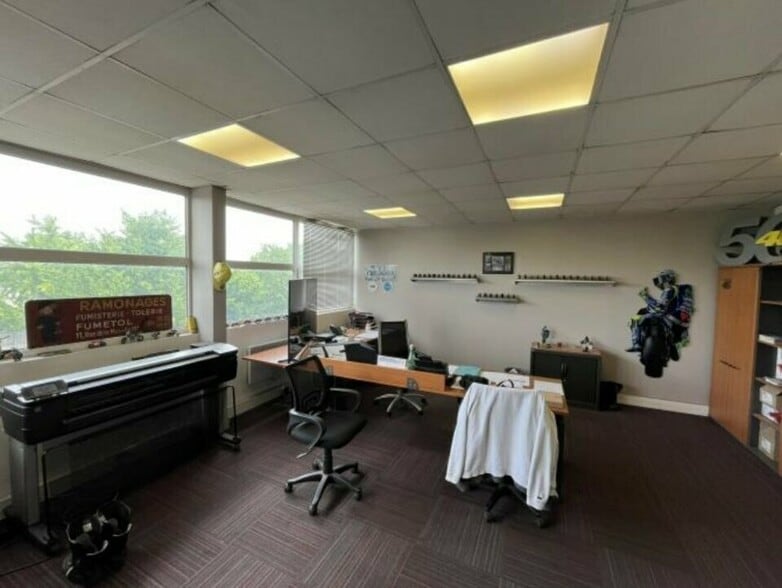 Flex in Bondy for lease - Interior Photo - Image 2 of 6