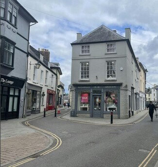 Plus de détails pour 19-20 High St, Brecon - Commerce de détail à louer