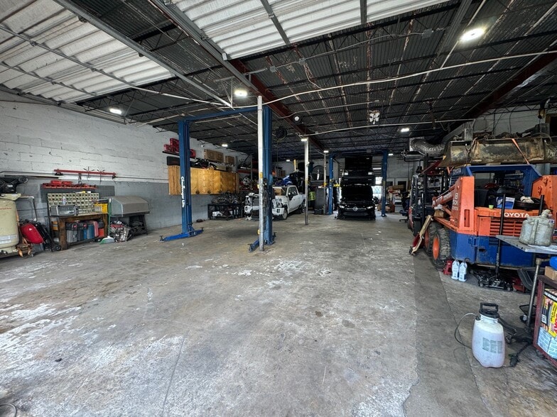 2355 NW 30th St, Oakland Park, FL for sale - Building Photo - Image 3 of 6