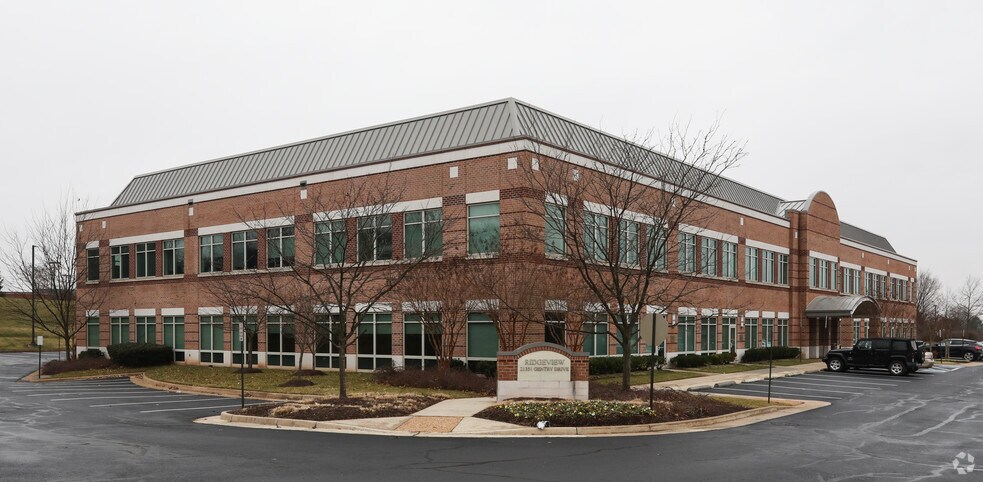 21351 Gentry Dr, Sterling, VA à louer - Photo du bâtiment - Image 1 de 31