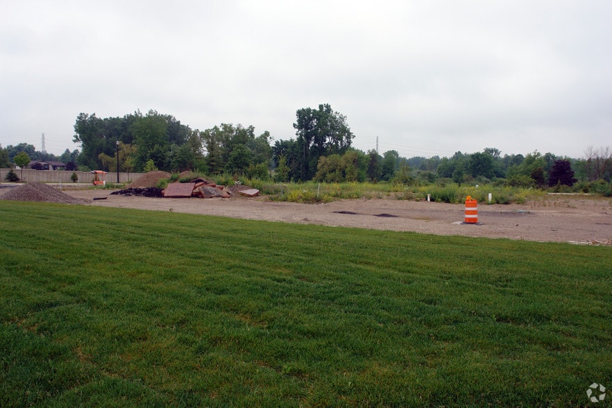 57090 Ten Mile Rd, South Lyon, MI for lease - Building Photo - Image 1 of 4