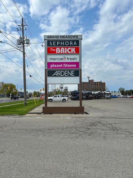 671 Grand Ave W, Chatham, ON à louer - Photo du bâtiment - Image 2 de 2