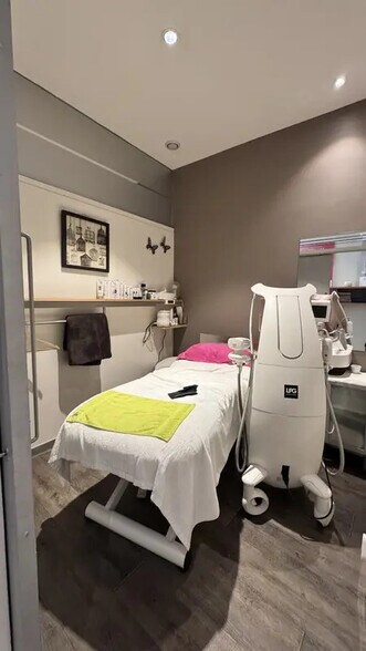 Retail in Lyon for lease - Interior Photo - Image 2 of 9