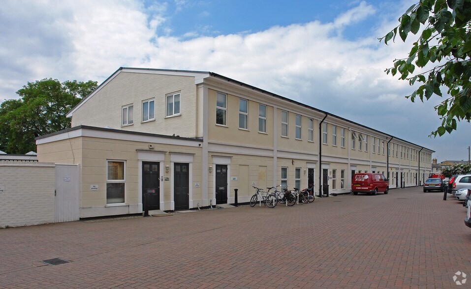 36 Station Rd, Hampton à louer - Photo du bâtiment - Image 2 de 8