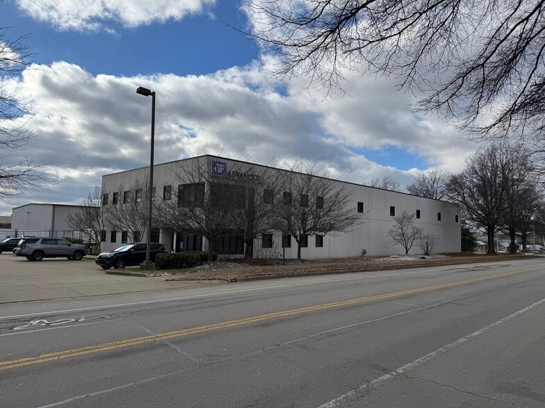 2064 Mercer Rd, Lexington, KY for lease - Building Photo - Image 2 of 11