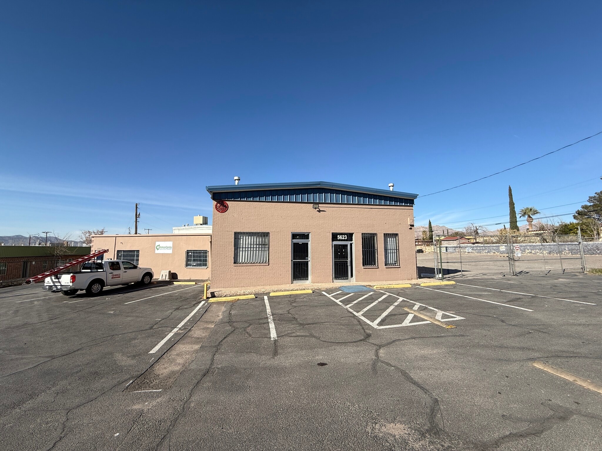 5621 E Paisano Dr, El Paso, TX à louer Photo du bâtiment- Image 1 de 2