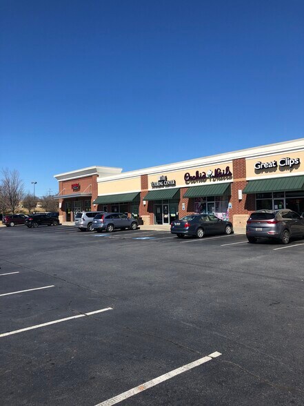 926 NE Main St, Simpsonville, SC à louer - Photo du bâtiment - Image 3 de 7