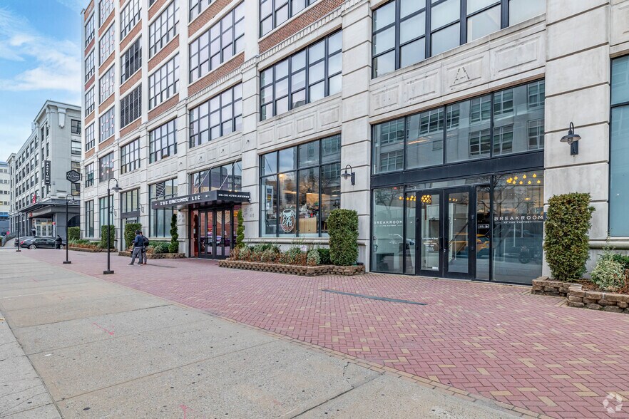 30-30 47th Ave, Long Island City, NY à louer - Photo du bâtiment - Image 2 de 6