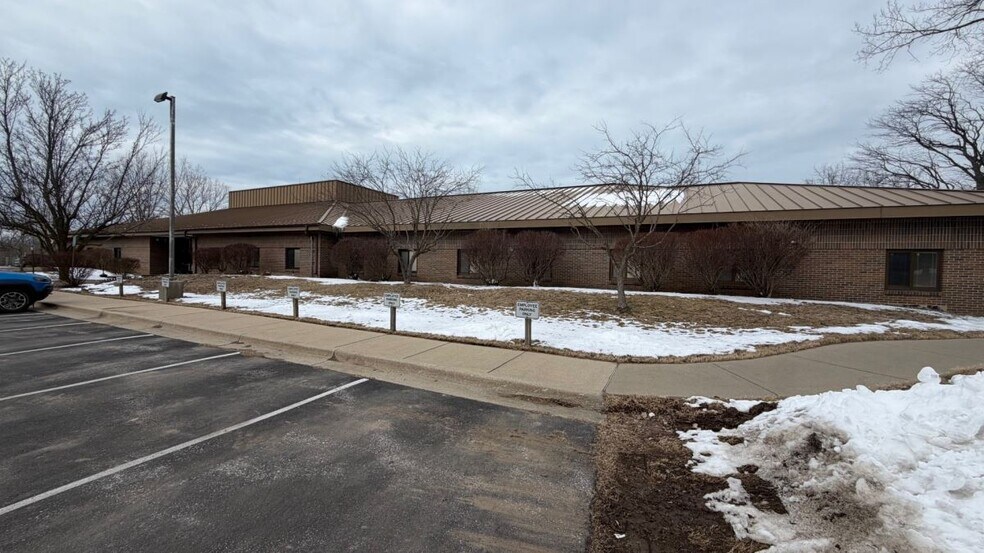 497 Waukonda Rd, Benton Harbor, MI for sale - Building Photo - Image 2 of 18