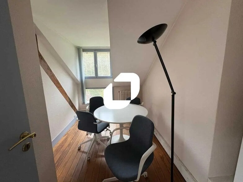 Office in Louveciennes for lease - Interior Photo - Image 2 of 15