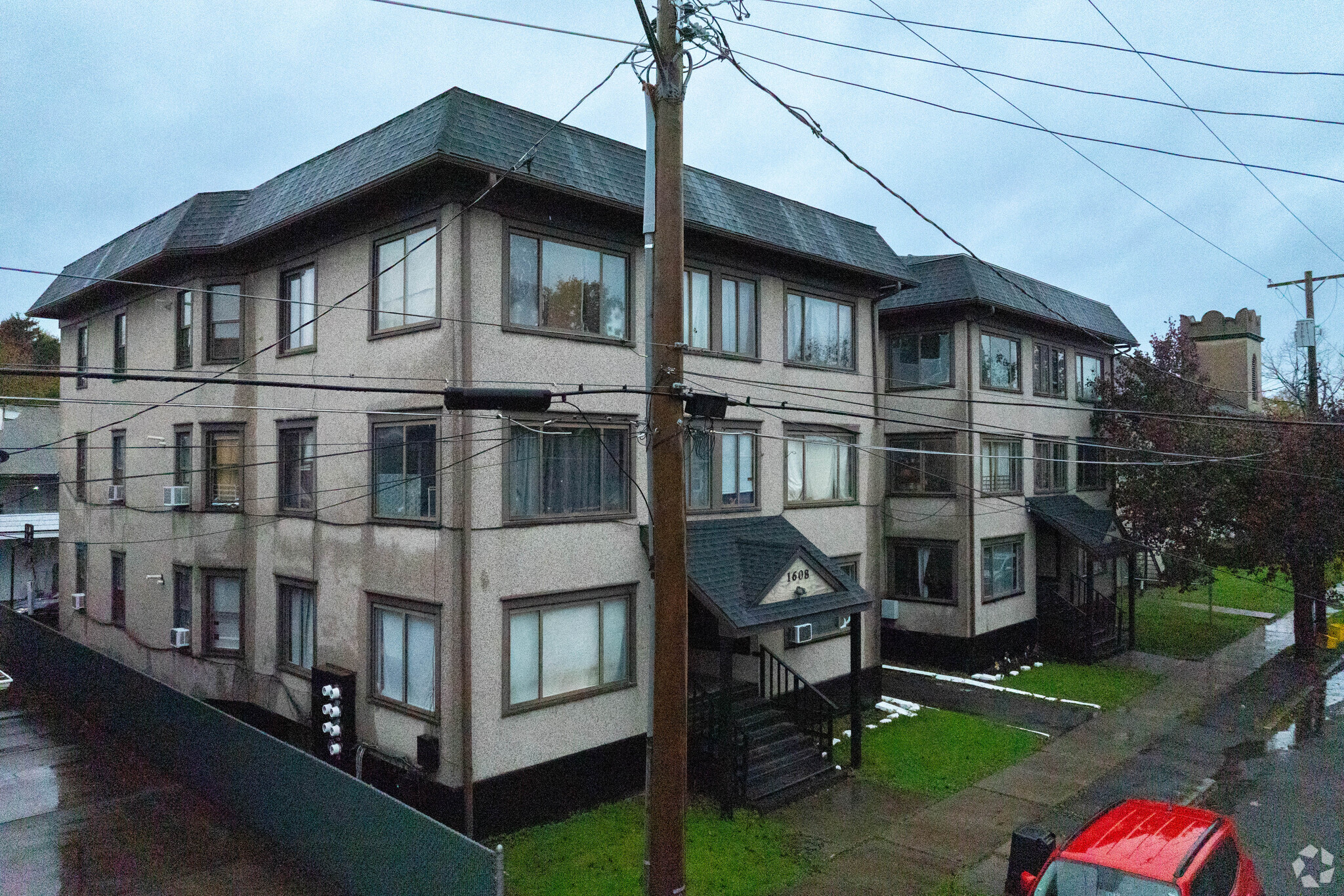 High-Yield Multifamily Portfolio portefeuille de 4 propriétés à vendre sur LoopNet.ca Photo du bâtiment- Image 1 de 19