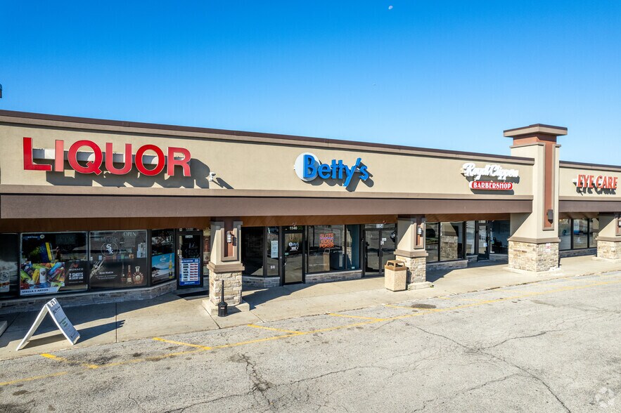 1090-1250 E Lake St, Hanover Park, IL à louer - Photo du bâtiment - Image 3 de 17