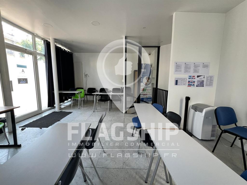 Retail in Charenton-le-Pont for lease Interior Photo- Image 1 of 11