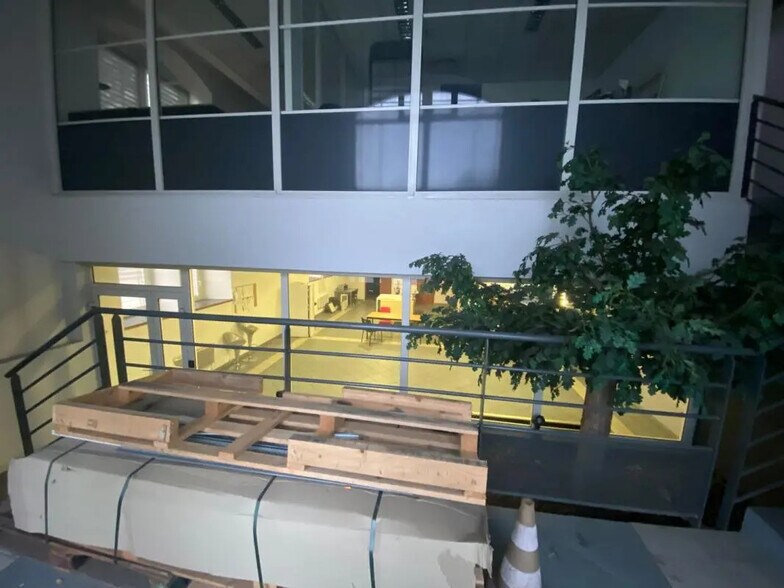 Office in Marseille for lease - Building Photo - Image 3 of 6