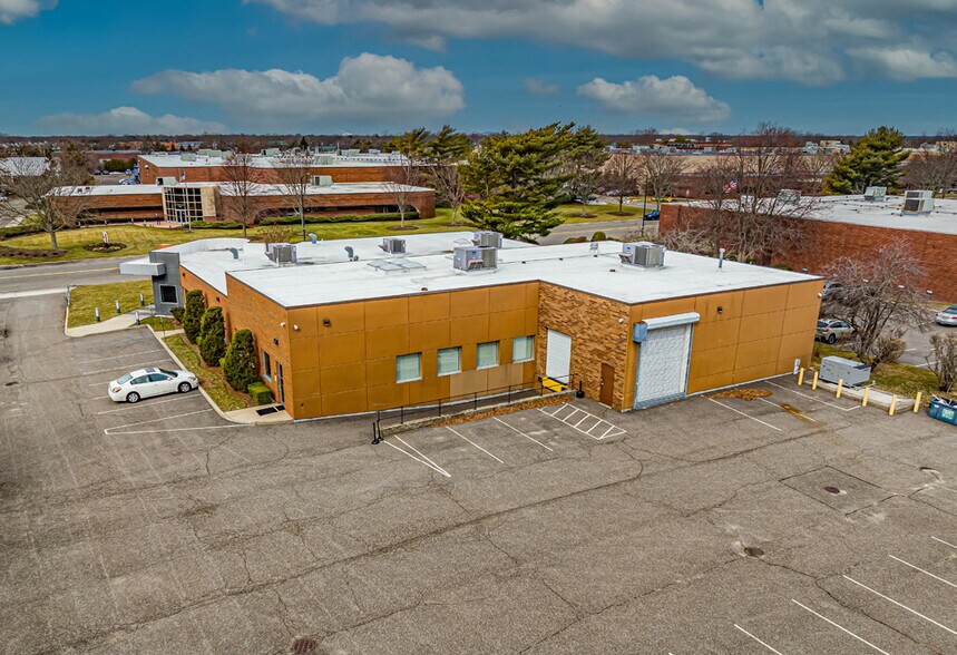 8400 New Horizons Blvd, Amityville, NY à vendre - Photo du bâtiment - Image 3 de 13
