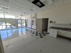 875-901 E Geneva Rd, Carol Stream, IL for lease Interior Photo- Image 2 of 4