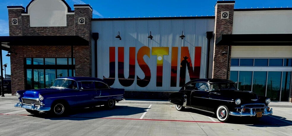 302 Justin Ln, Justin, TX à vendre - Photo du bâtiment - Image 3 de 9