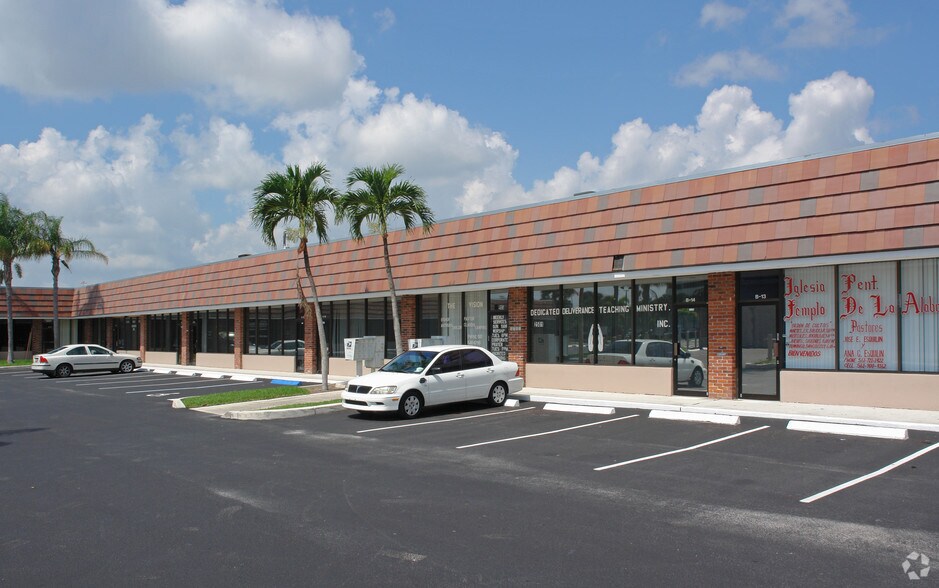 2501 Bristol Dr, West Palm Beach, FL à louer - Photo du bâtiment - Image 2 de 6