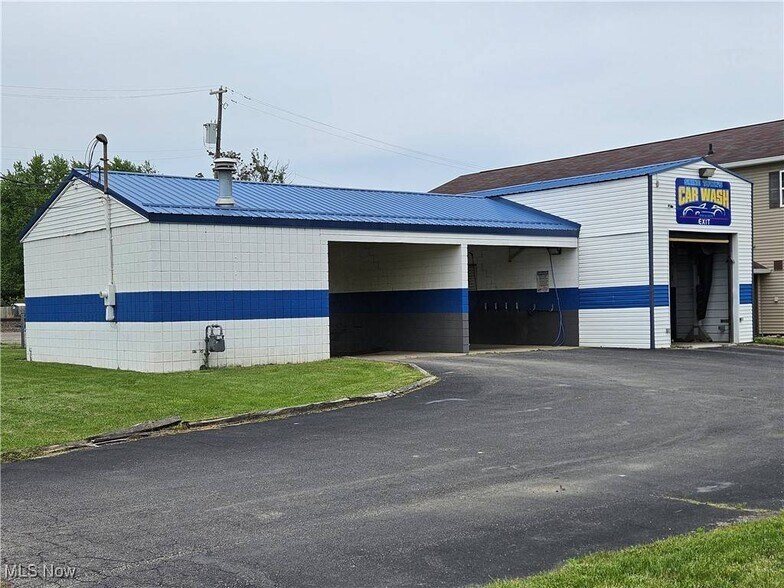 Established Car Wash Portfolio portefeuille de 3 propriétés à vendre sur LoopNet.ca - Photo du bâtiment - Image 3 de 16