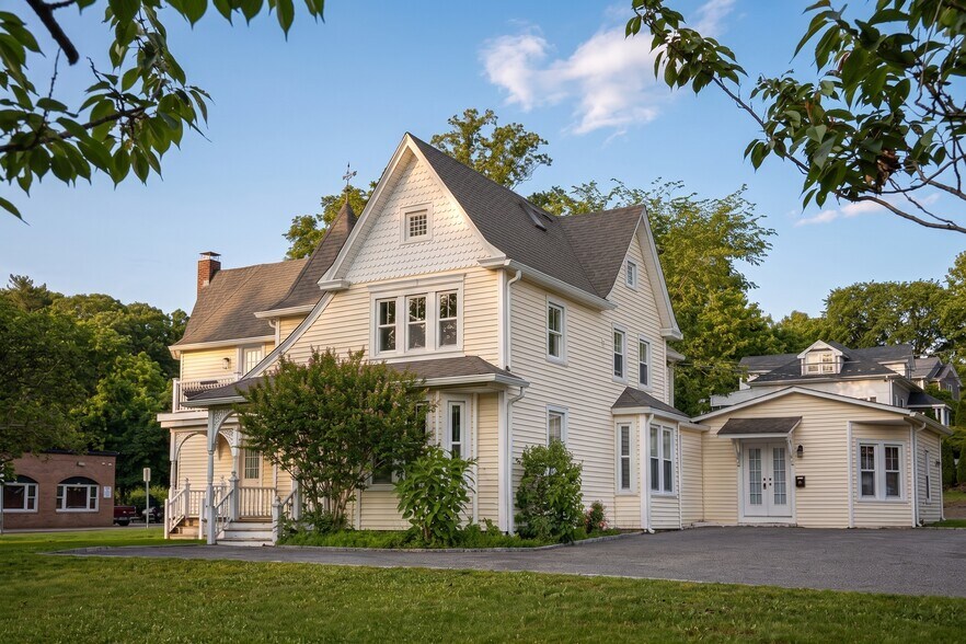 49 Landing Ave, Smithtown, NY à louer - Photo du bâtiment - Image 2 de 19