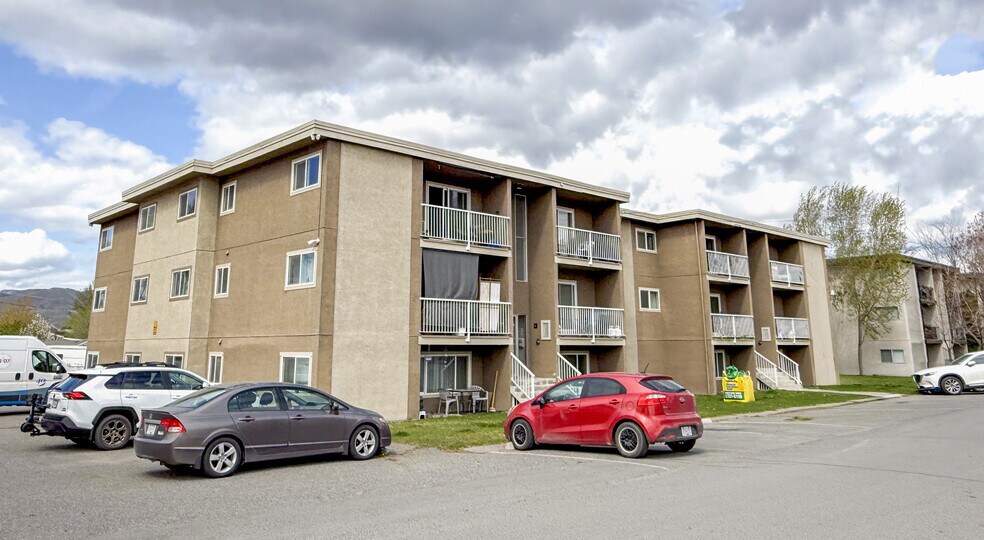 190-200 Carson Cres, Kamloops, BC à vendre - Photo du bâtiment - Image 2 de 3