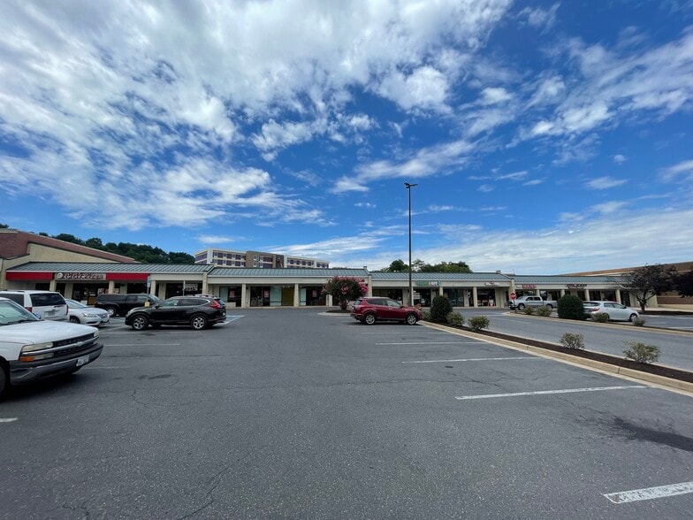 2035 E Market St, Harrisonburg, VA à louer - Photo du bâtiment - Image 2 de 7