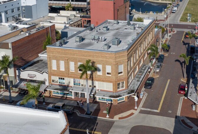 2235 1st St, Fort Myers, FL à louer - Photo du bâtiment - Image 2 de 7