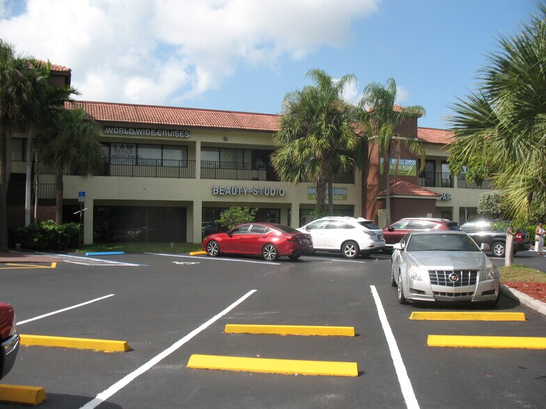 8001-8085 W McNab Rd, Tamarac, FL à louer - Photo du bâtiment - Image 3 de 12