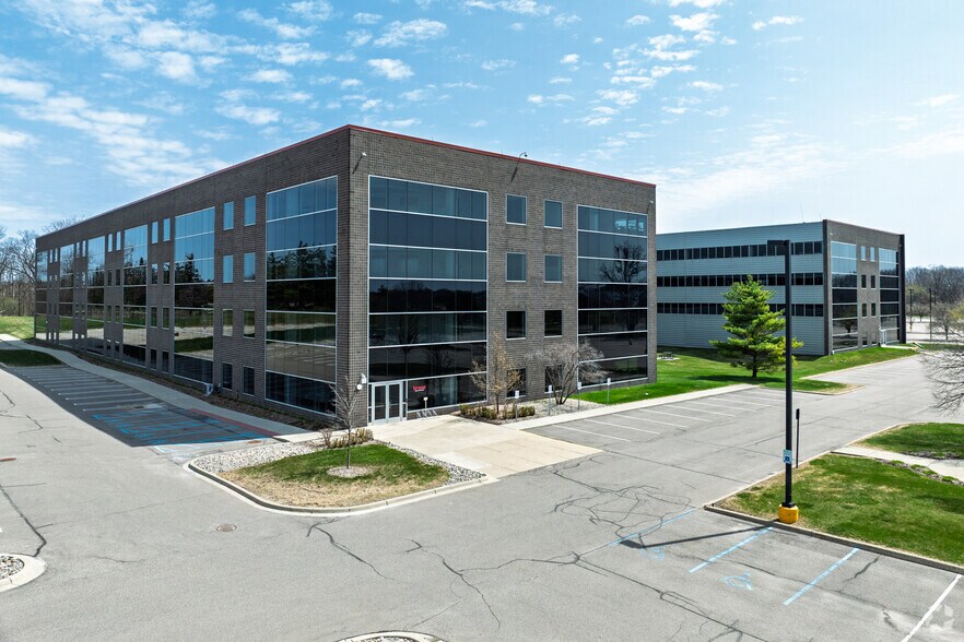 3000 University Dr, Auburn Hills, MI à louer - Photo du bâtiment - Image 3 de 5
