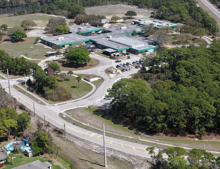 400 Sebastian Blvd, Sebastian, FL à vendre - Photo du bâtiment - Image 3 de 4