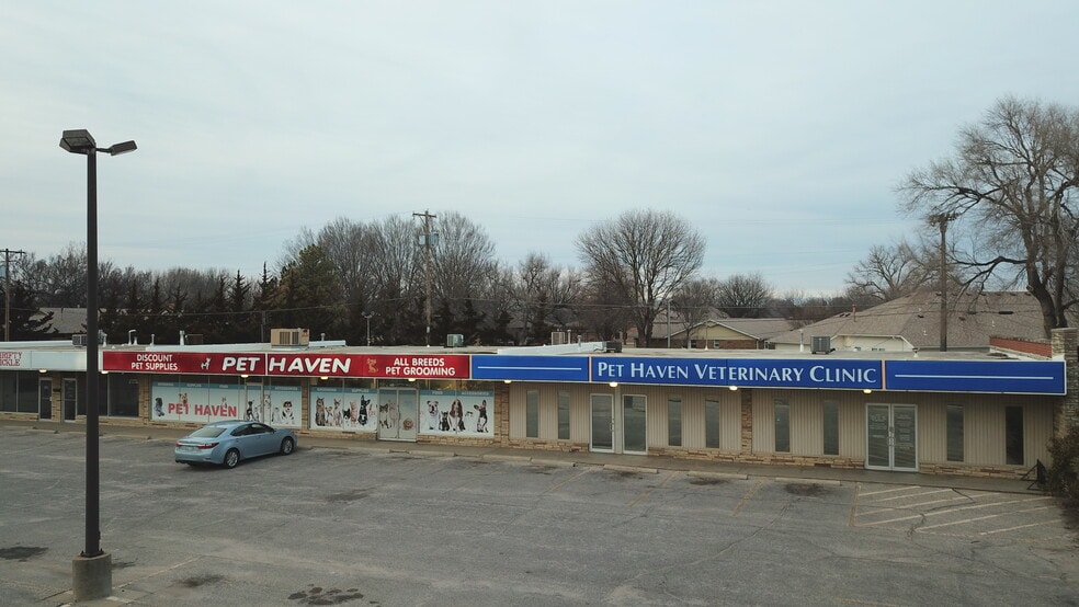 NNN Multi-tenant Commercial - Extra Land portfolio of 2 properties for sale on LoopNet.ca - Building Photo - Image 3 of 23