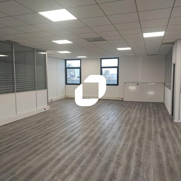 Office in Créteil for lease - Building Photo - Image 3 of 11