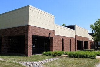 41441-41541 W 11 Mile Rd, Novi, MI à louer Photo du bâtiment- Image 2 de 2